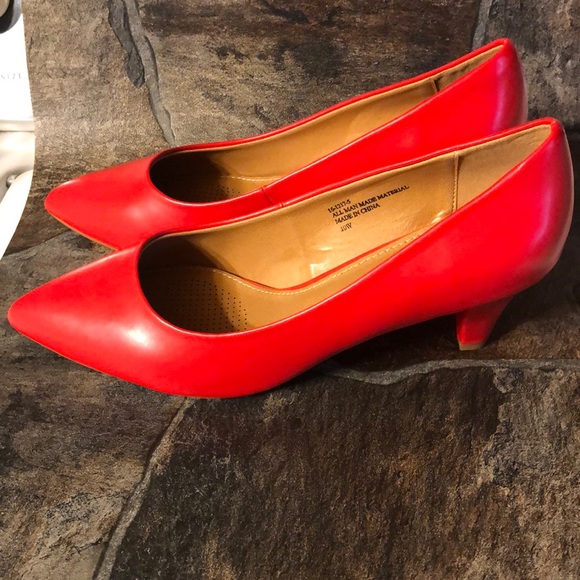 Red pumps - Picture 2 of 3